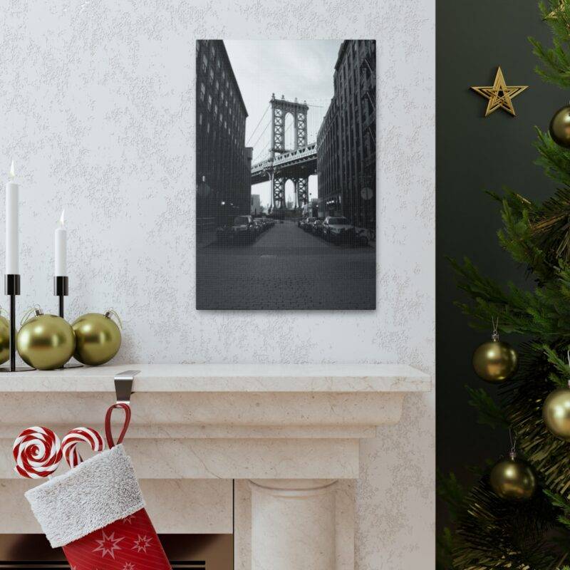 Black and white photo of Manhattan Bridge