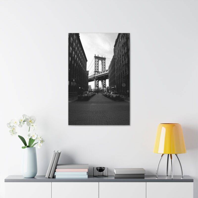 Black and white photo of Manhattan Bridge
